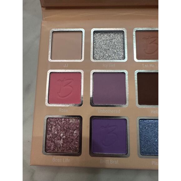 Murillo Twins x Beauty Creations Eyeshadow Pallete - Picture 5 of 6